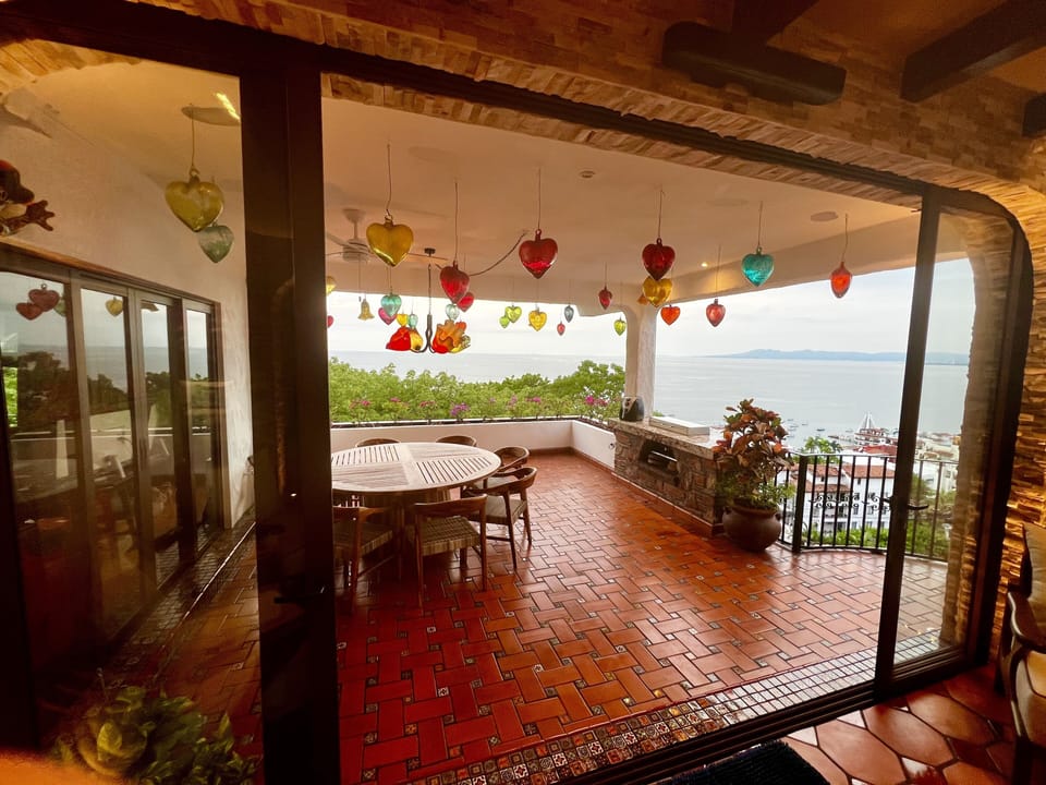 Huge patrio with grand view of the bay and Zona Romantica, fireworks nightly.
