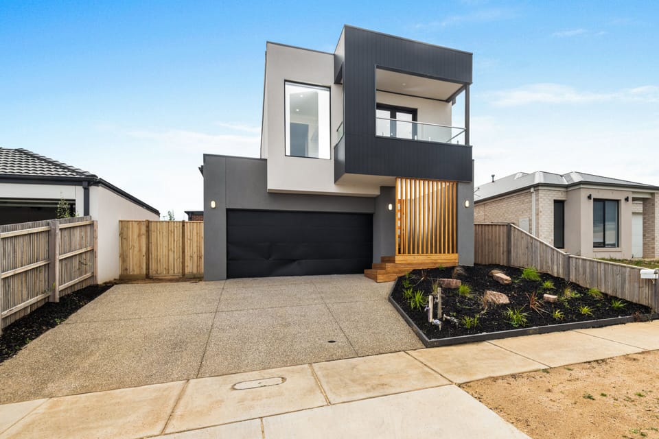Sleek, stylish, and welcoming — your modern Torquay retreat 🌊