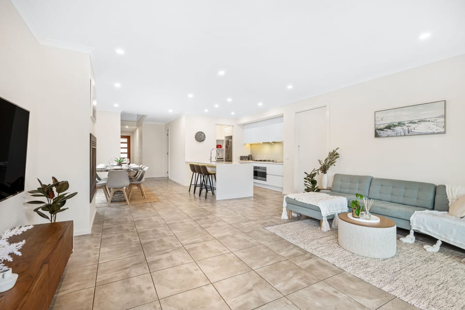 Sunlit spaces perfect for relaxing and spending time together ☀️🏡