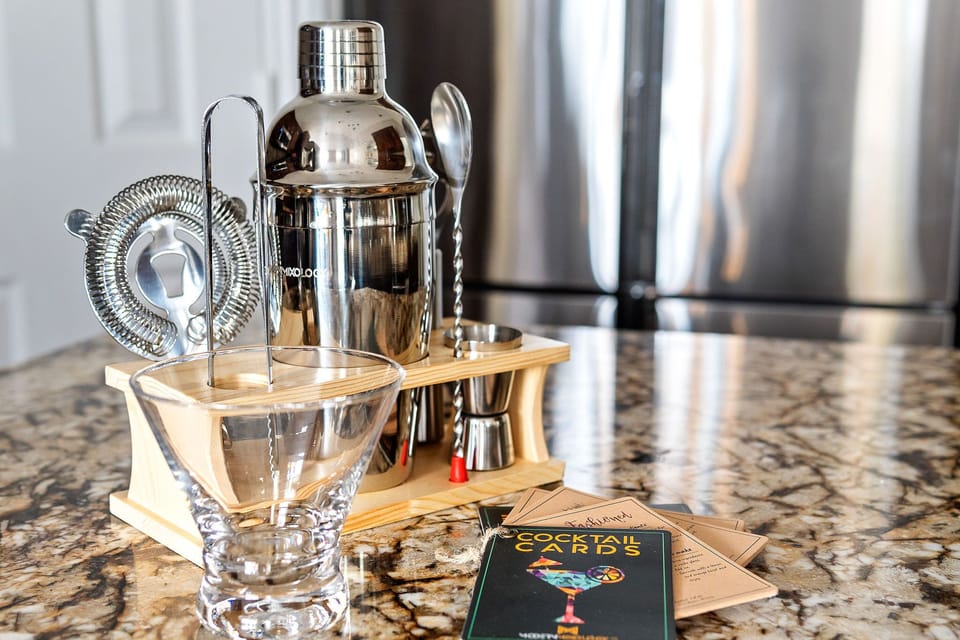 Cocktail kit, glasses, recipe book.
Shake up a drink and have fun!