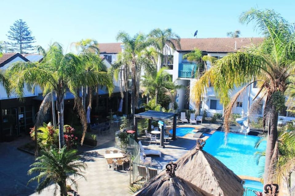 Swimming pool, spa and bbq area.