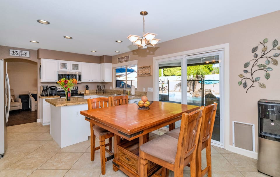 Spacious kitchen, table extends to seat 8, and plenty of cookware. 
