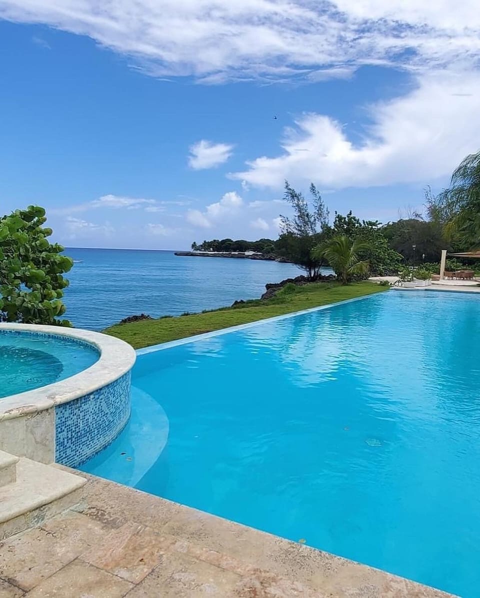 Infinity pool and hot tub overlooking the ocean