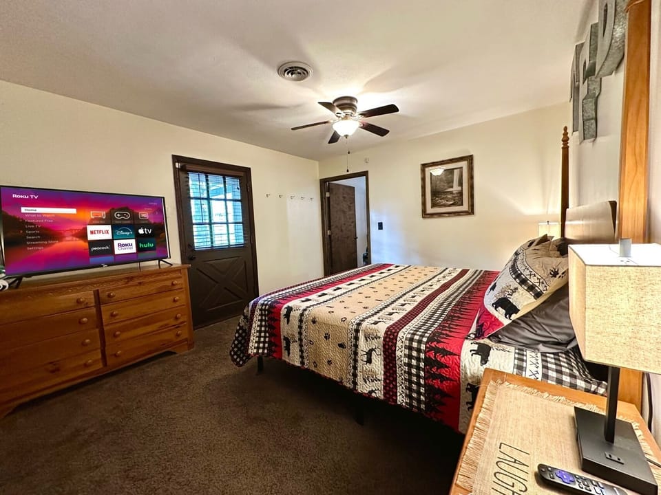 King Bed, New Large Roku TV, with access to the screened in porch & hot Tub!