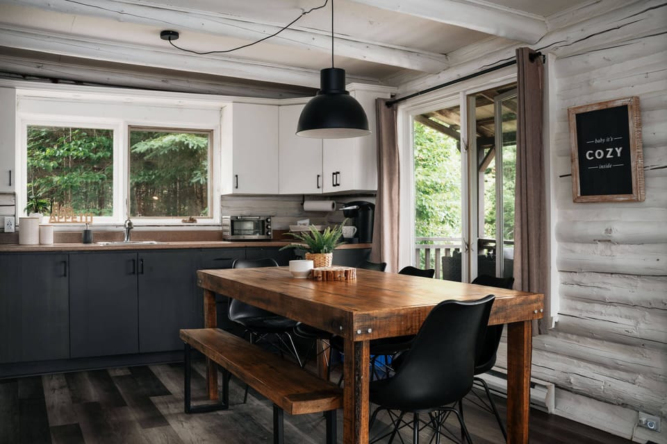 Table à manger qui accueille 8 personnes 