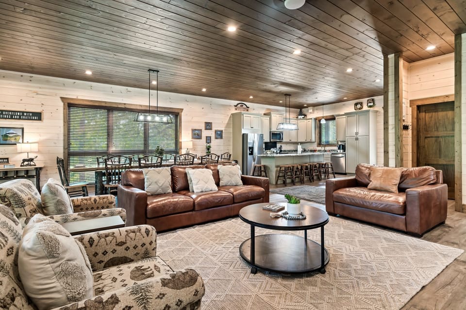 Rocky Top Plunge's cozy living area