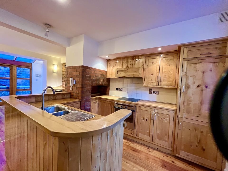Fully fitted kitchen 