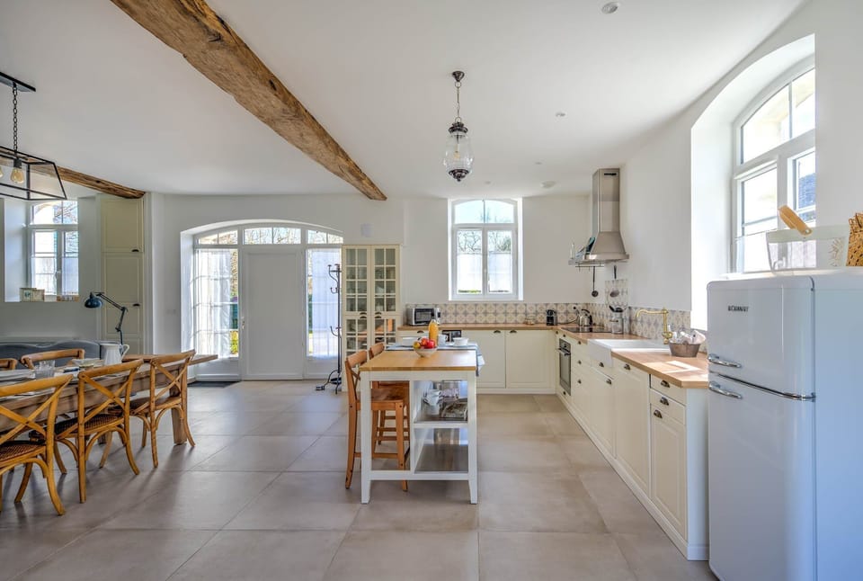 L'espace cuisine ilot de La Poulinière - Domaine des Cyclamens