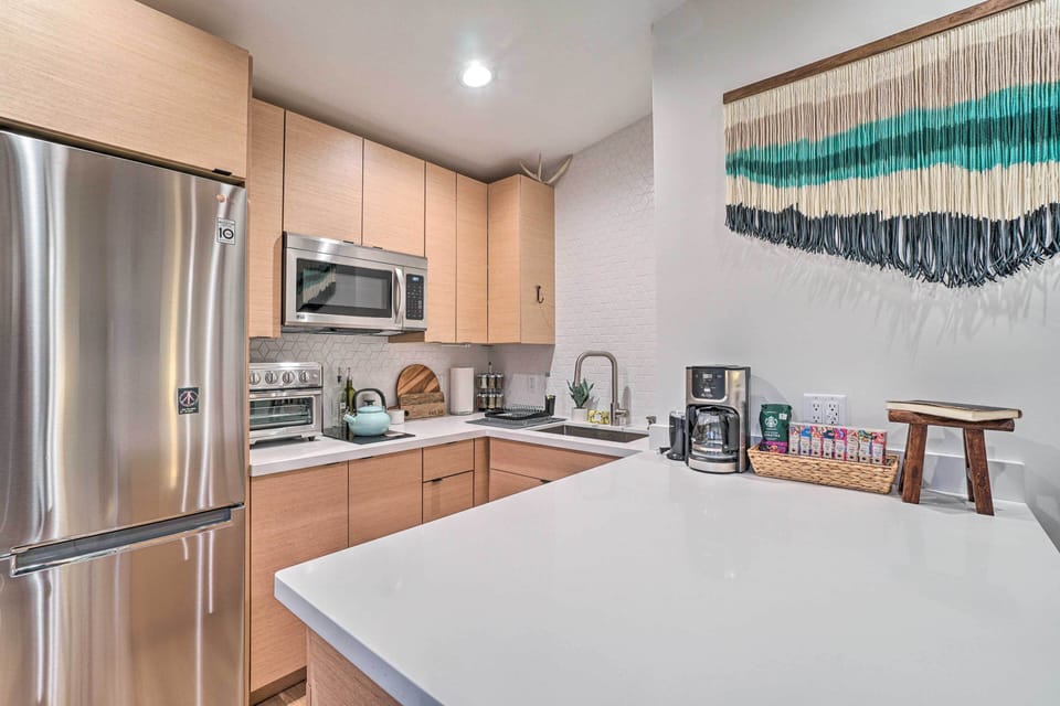 Kitchen | Coffee Maker | Complimentary Coffee & Tea | Dishwasher | Spices