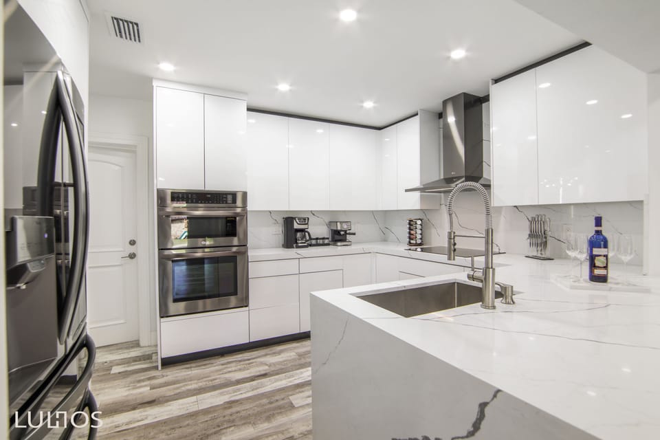 Kitchen: Modern and fully equipped with the appliances you will need