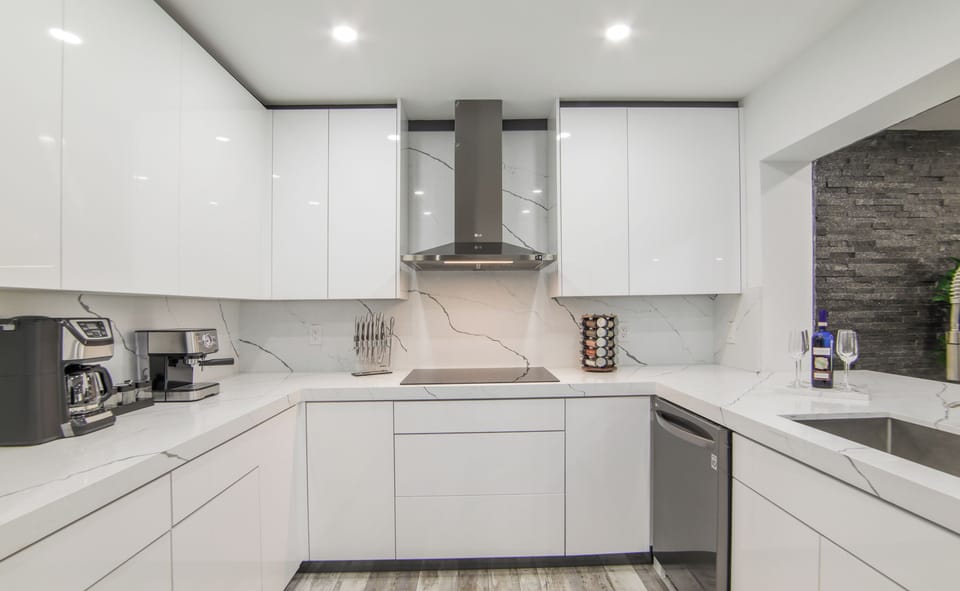 Kitchen: Modern and fully equipped with the appliances you will need