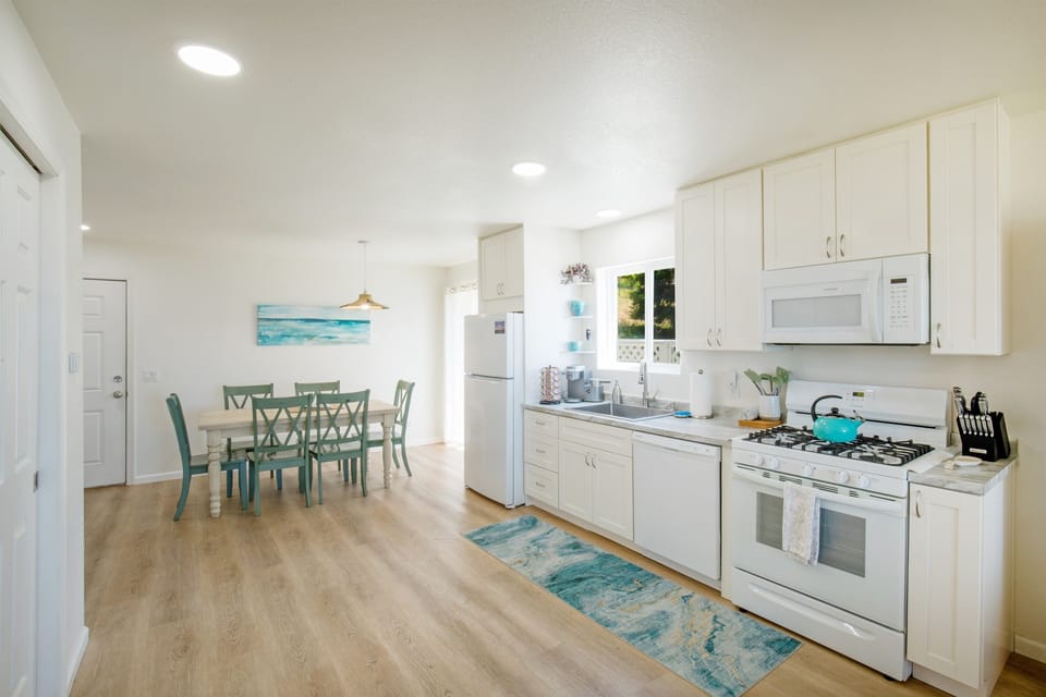 Compact but well equipped kitchen