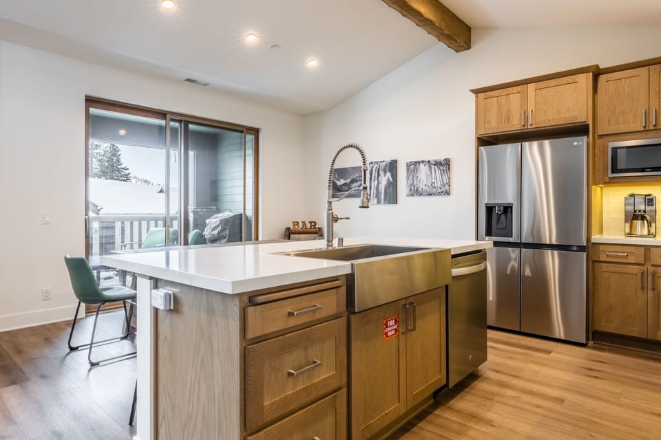 Fully Equipped Kitchen, Dining Table ( 8 Top )