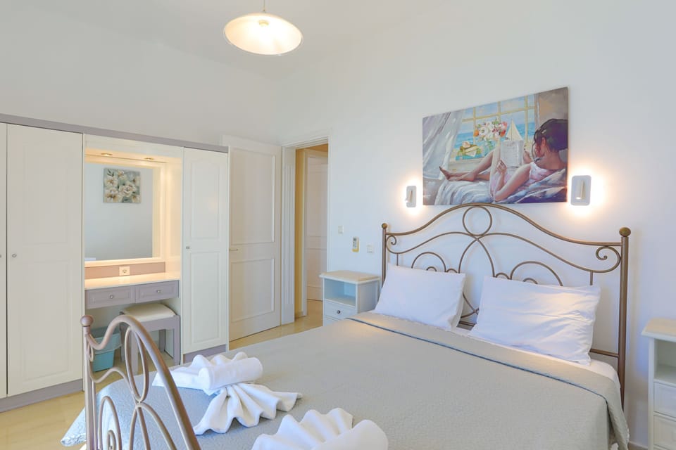 Majestic double room with iron bed