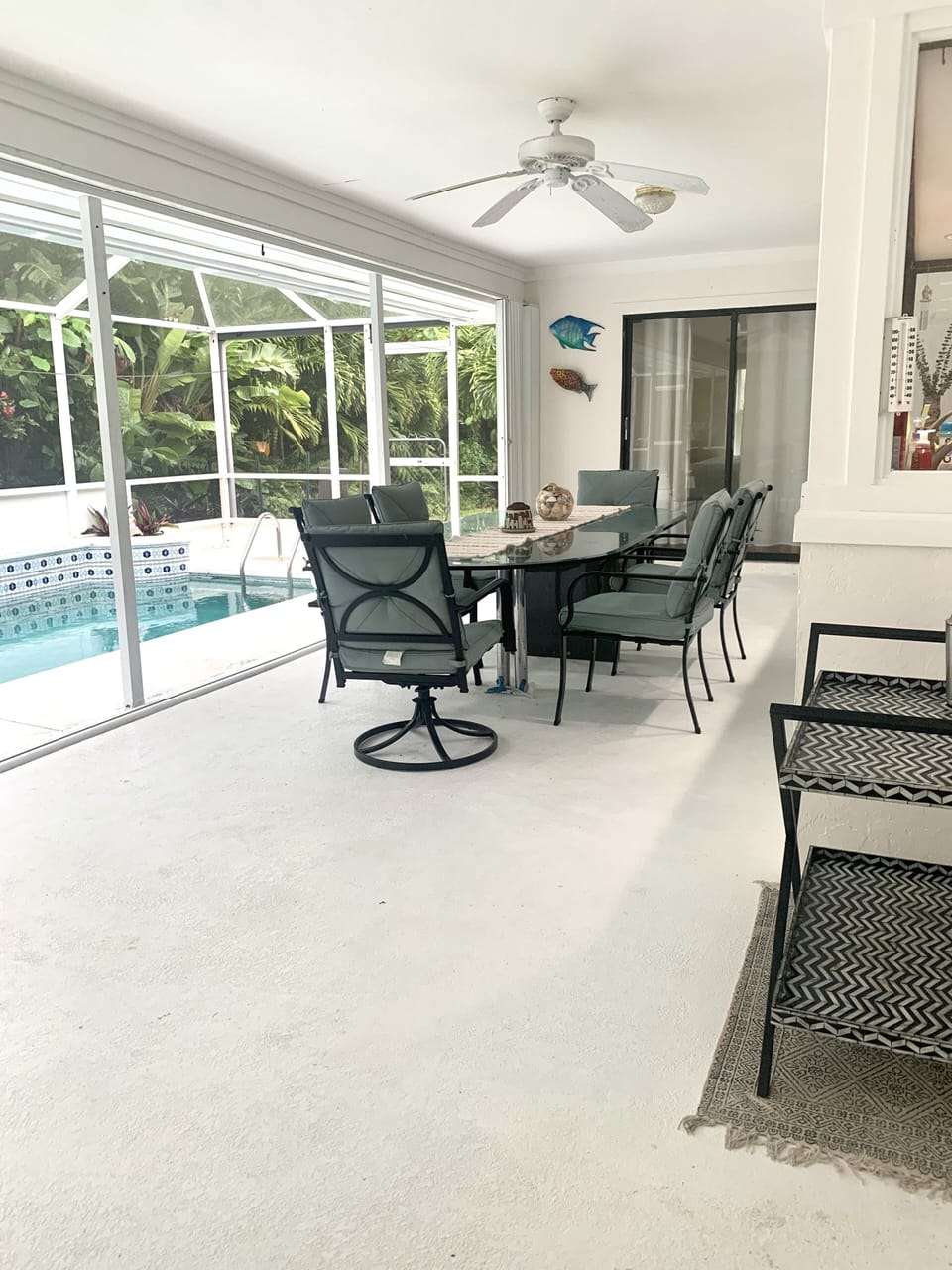 Outdoor dining poolside 