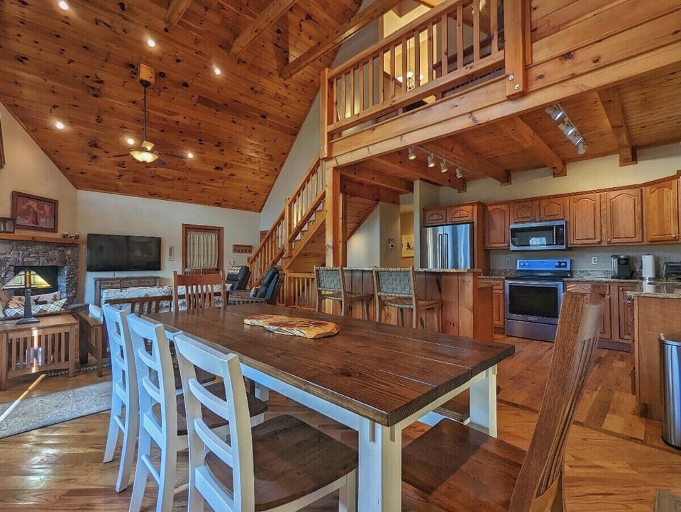 Main Level Dining Area