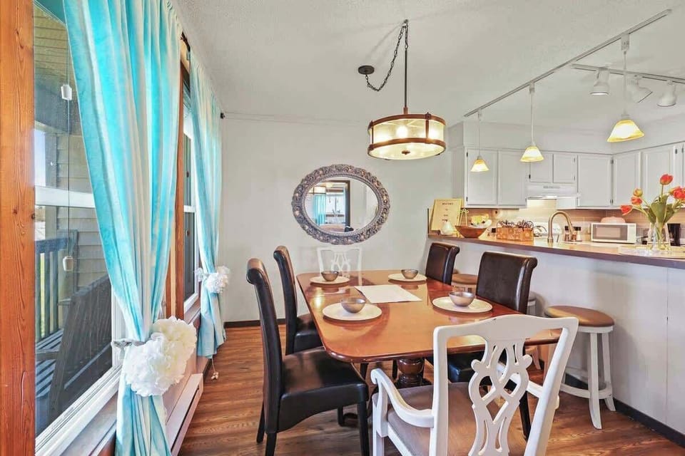 Dine in style with seating for 6 in the adjacent dining room. Your delicious creations deserve the perfect setting!
