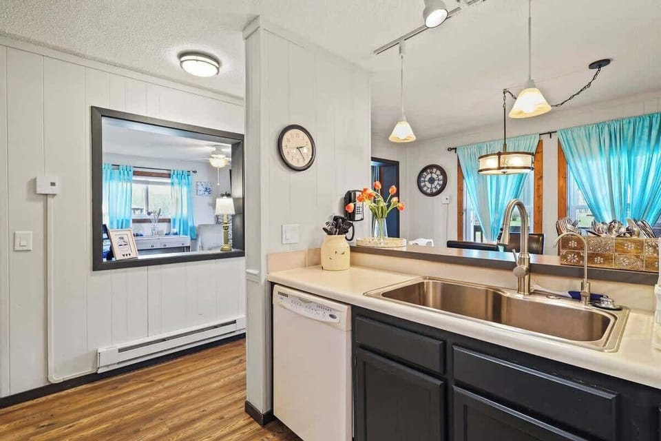 Culinary bliss awaits in this kitchen—a haven for chefs. Create delectable meals while soaking in the mesmerizing mountain view.