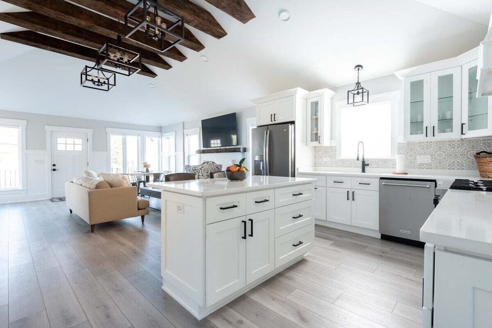 Fully equipped kitchen, microwave, dishwasher, drip coffee maker.