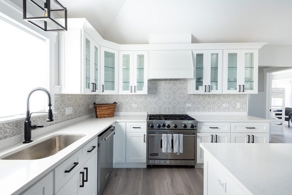 Fully equipped kitchen, microwave, dishwasher, drip coffee maker.