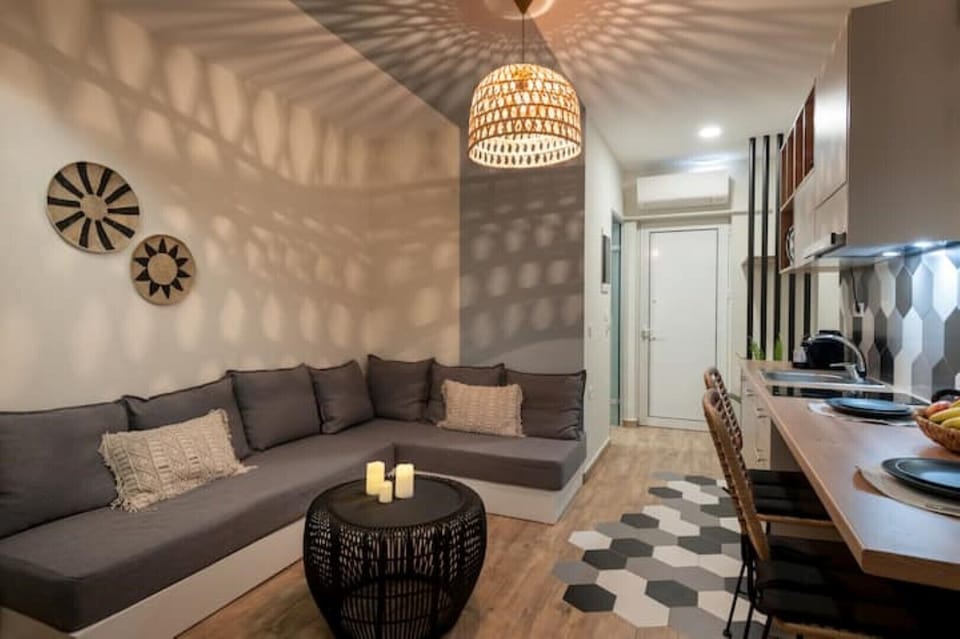 Sitting area, dinning bar and kitchen