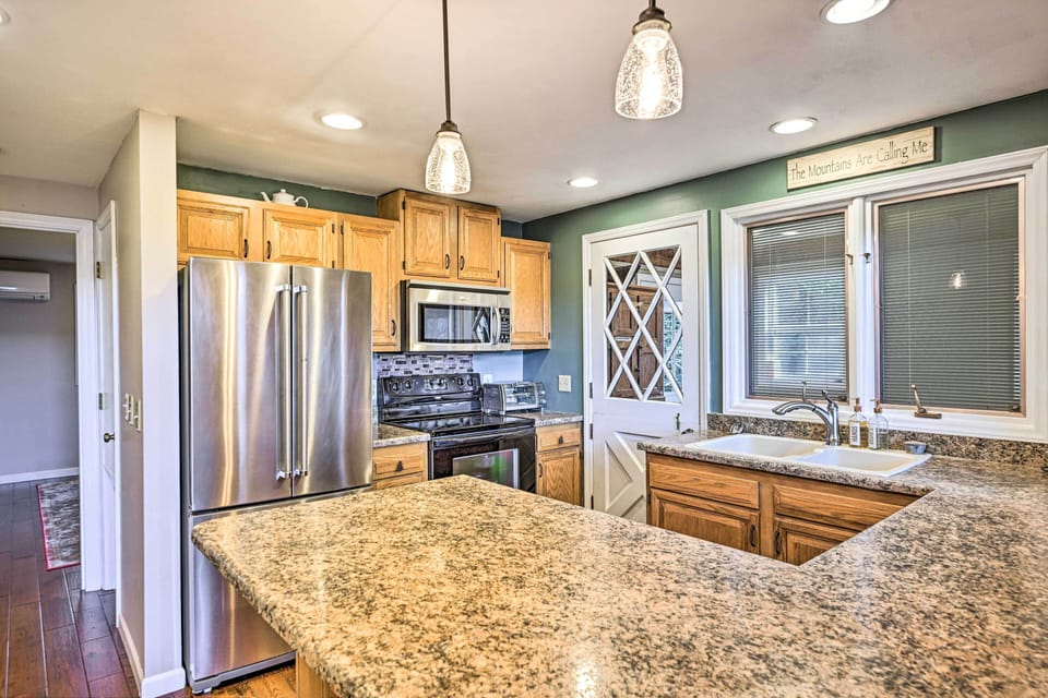 Kitchen | Cooking Basics | Coffee Maker | Paper Towels/Trash Bags Provided