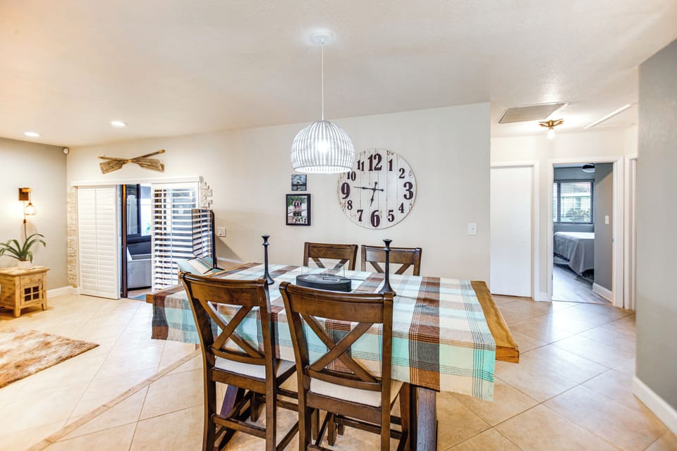 Dining Area | Dishware Provided
