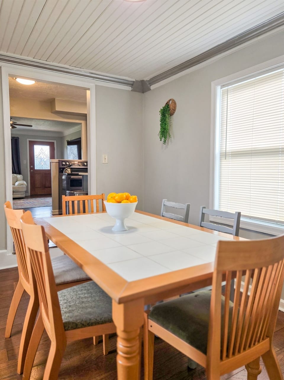 Full dining room for 6!