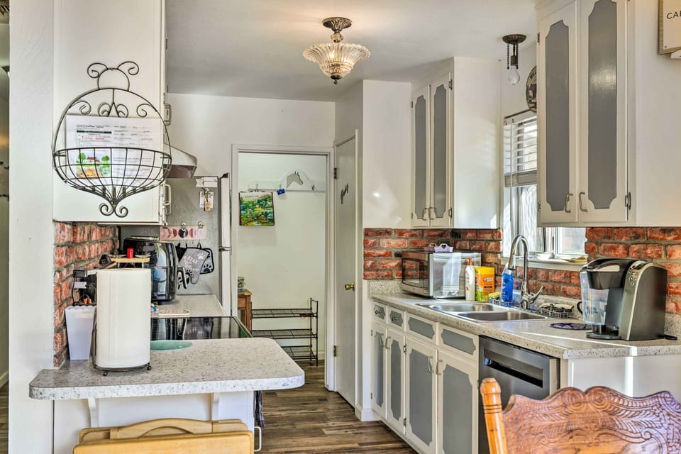 Kitchen | Keurig Coffee Maker | Toaster | Complimentary Spices