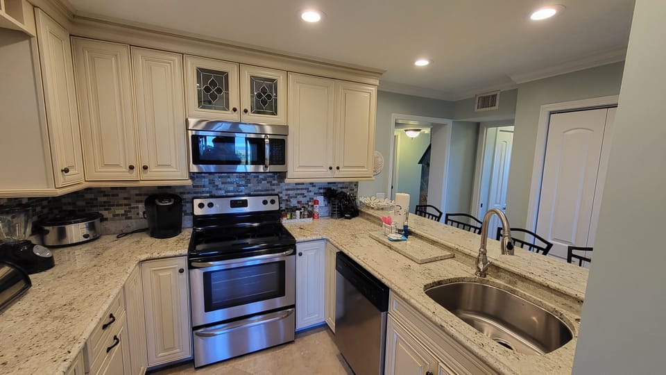 Great kitchen layout!