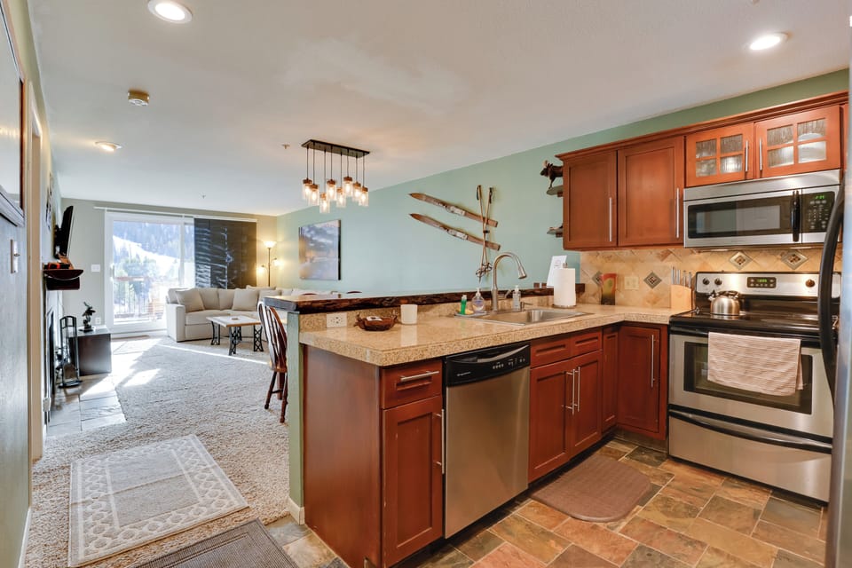 Kitchen | Paper Towels/Trash Bags Provided