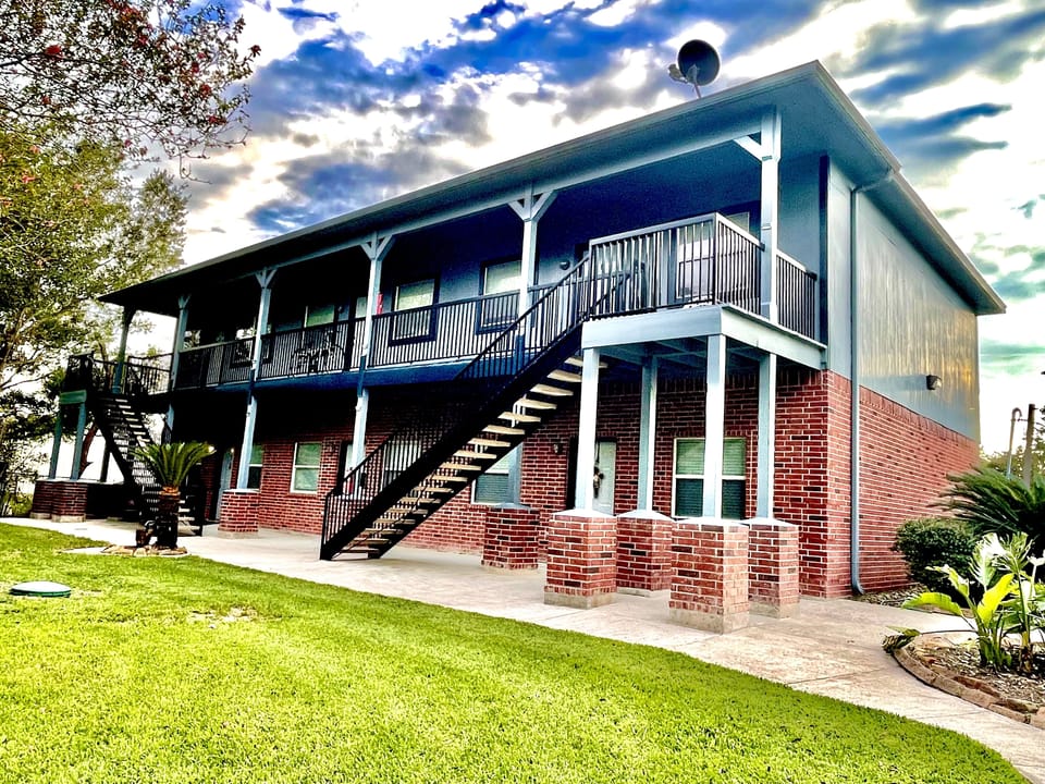 The apartment complex has only 6 units, friendly neighbors, quiet and safe. 