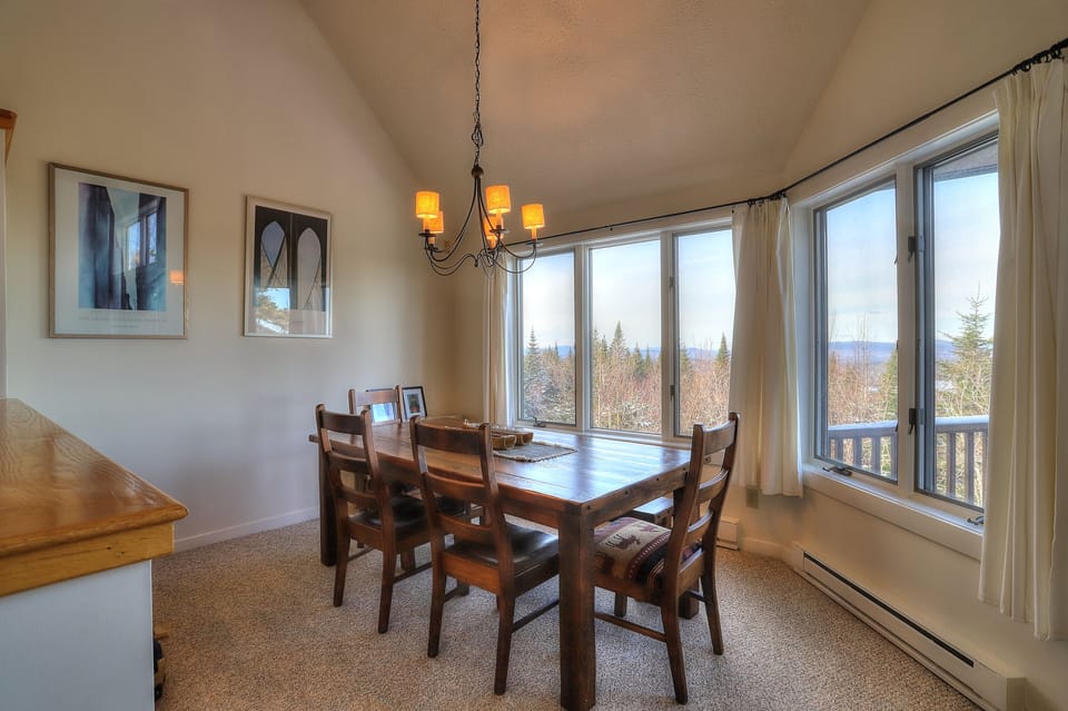 Dining room with seating for 6