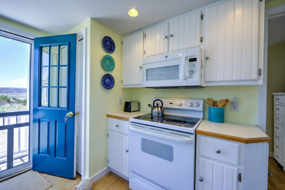Entrance into the kitchen.