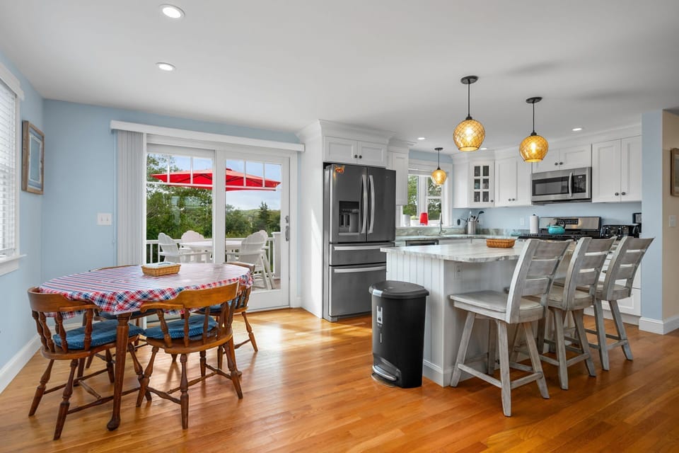 Eat in kitchen