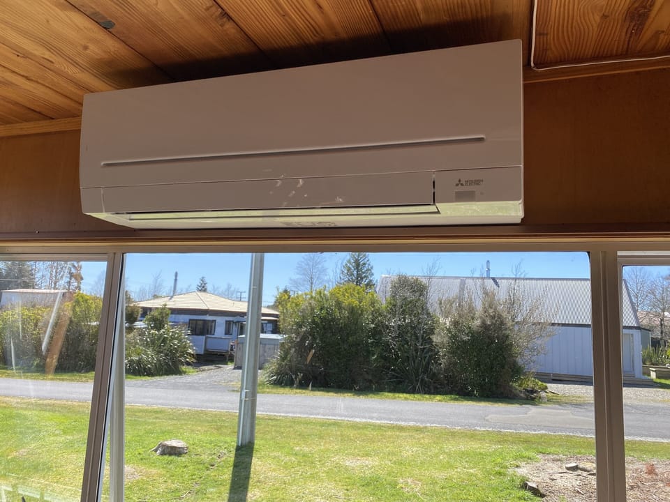 Heatpump and air conditioning unit
