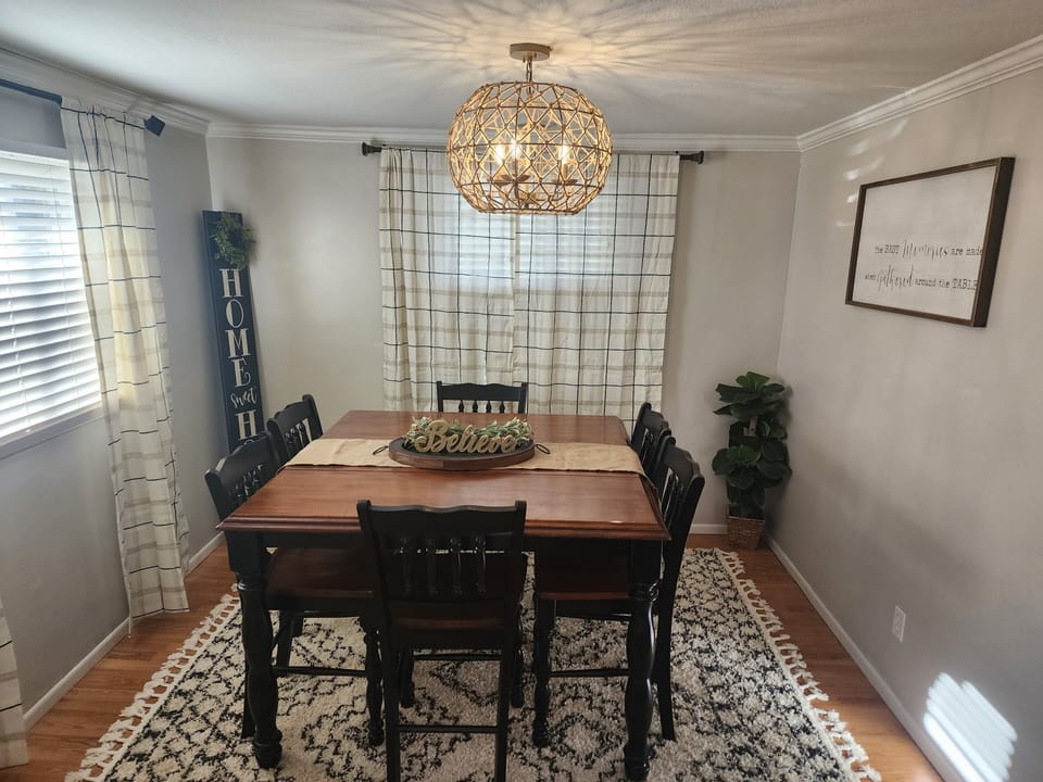 Dinning Room that seats 6