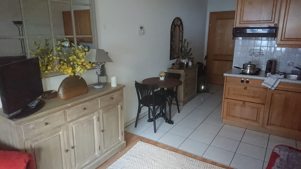 C204 Studio Kitchenette and dining area