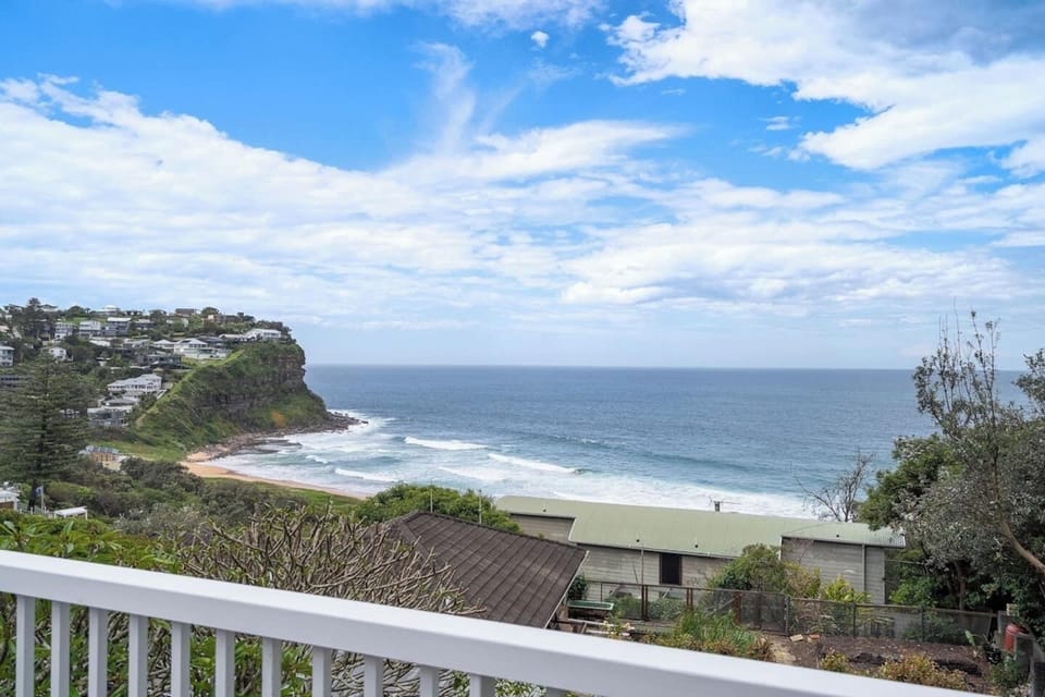 'The Bungan' - Absolute Beachfront, Direct Beach Access to Bungan Beach, Newport