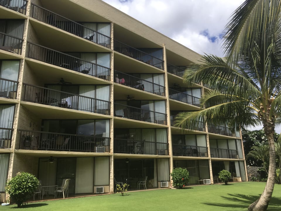 Nice 5 floor building, the condo is located on the second floor