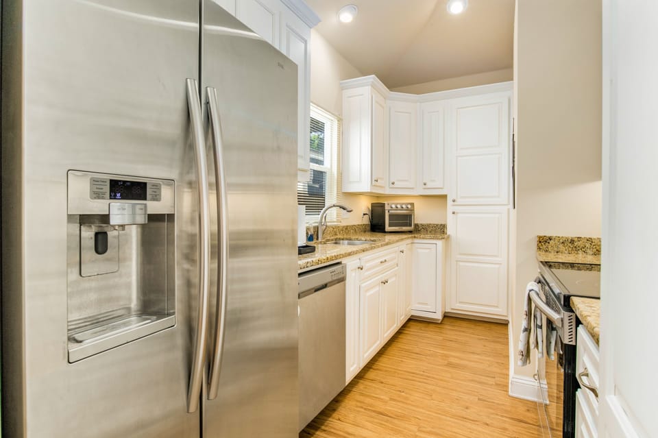 Chill out with the coolest appliance in town, this sleek and shiny side by side refrigerator, made of stainless steel and equipped with an ice-making superpower.