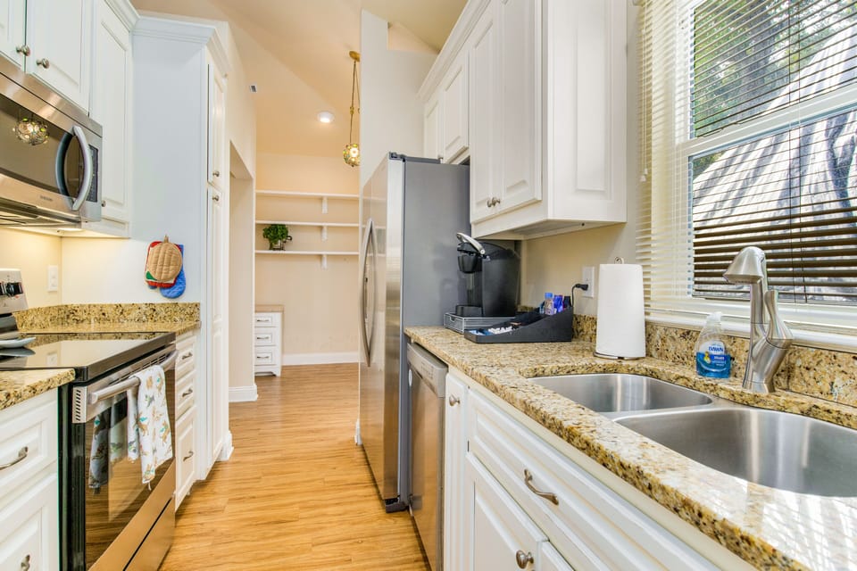 Get ready to cook up a storm in this kitchen, loaded with all the fixin's you need to whip up a delicious meal - whether you're making a gourmet feast or reheating leftovers.