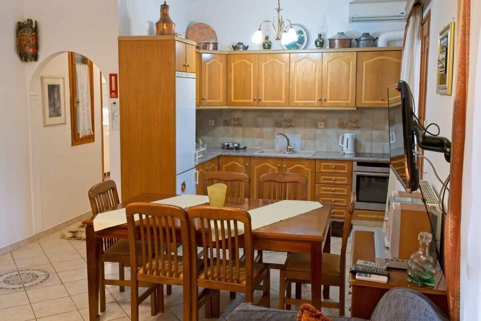 Fully Equipped Kitchen and Dining Area – Everything you need to prepare home-cooked meals.