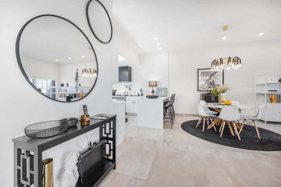 K0145 - Entrance to Living Space