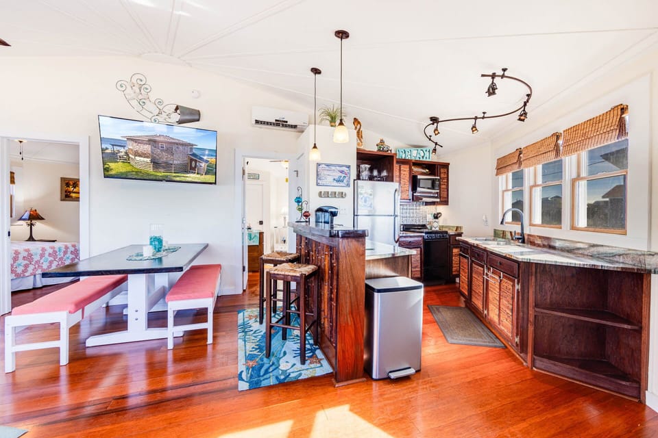 02-Surf-Or-Sound-Realty-1076-Tiki Hut-Great Room-02
