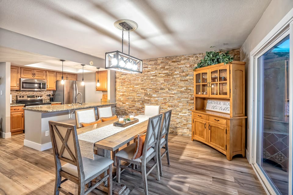 Dining with seating for six