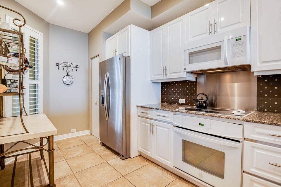 Beach Colony Tower 6B Kitchen Stove And Refrigerator