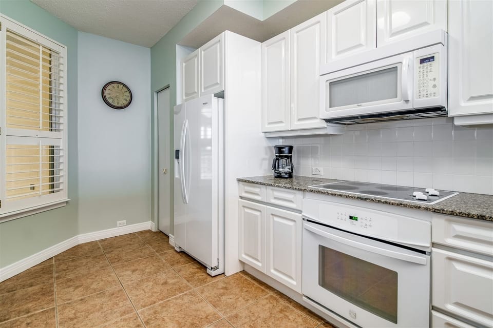 Beach Colony Tower PH2B Kitchen Refrigerator And Stove