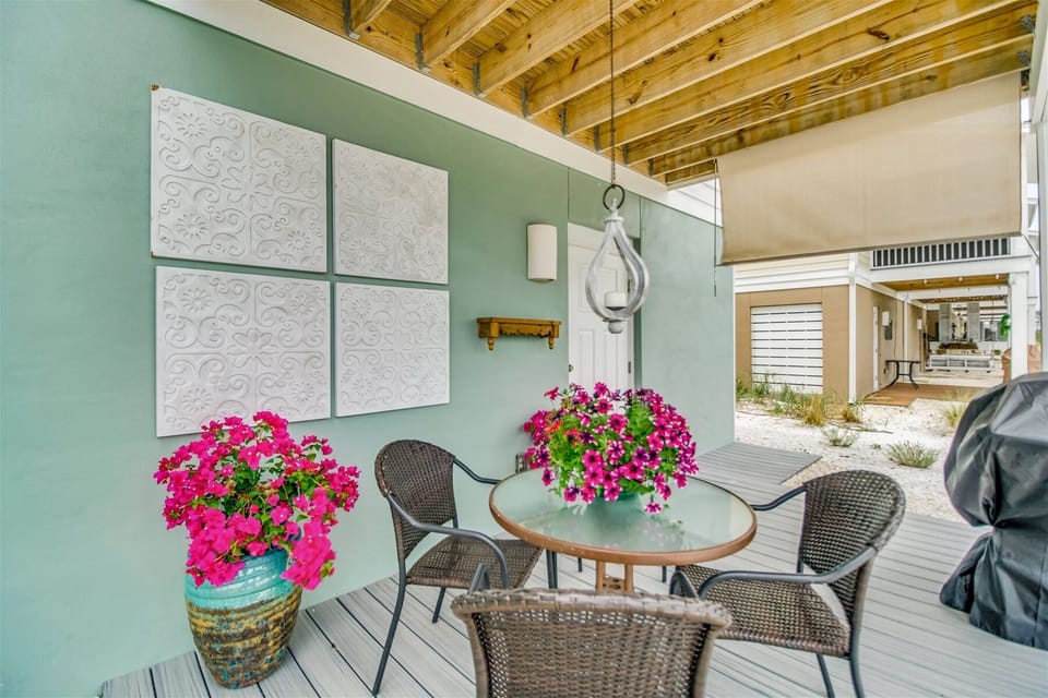 Lost Key Flip Flop Stop Patio with Table and Chairs