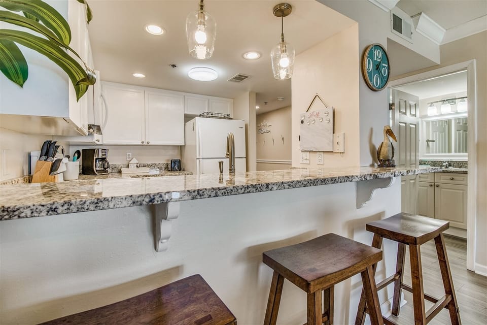 Ocean Breeze West 604 Kitchen Bar Seating for 3